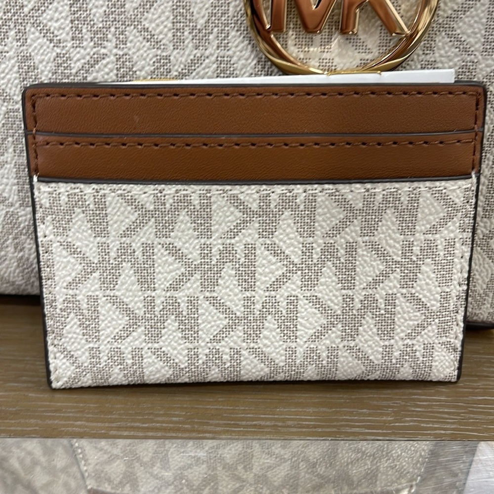 MICHAEL KORS Reed Large Card Holder Case Wallet 
COLOR: Vanilla MK Signature - Picture 4 of 16